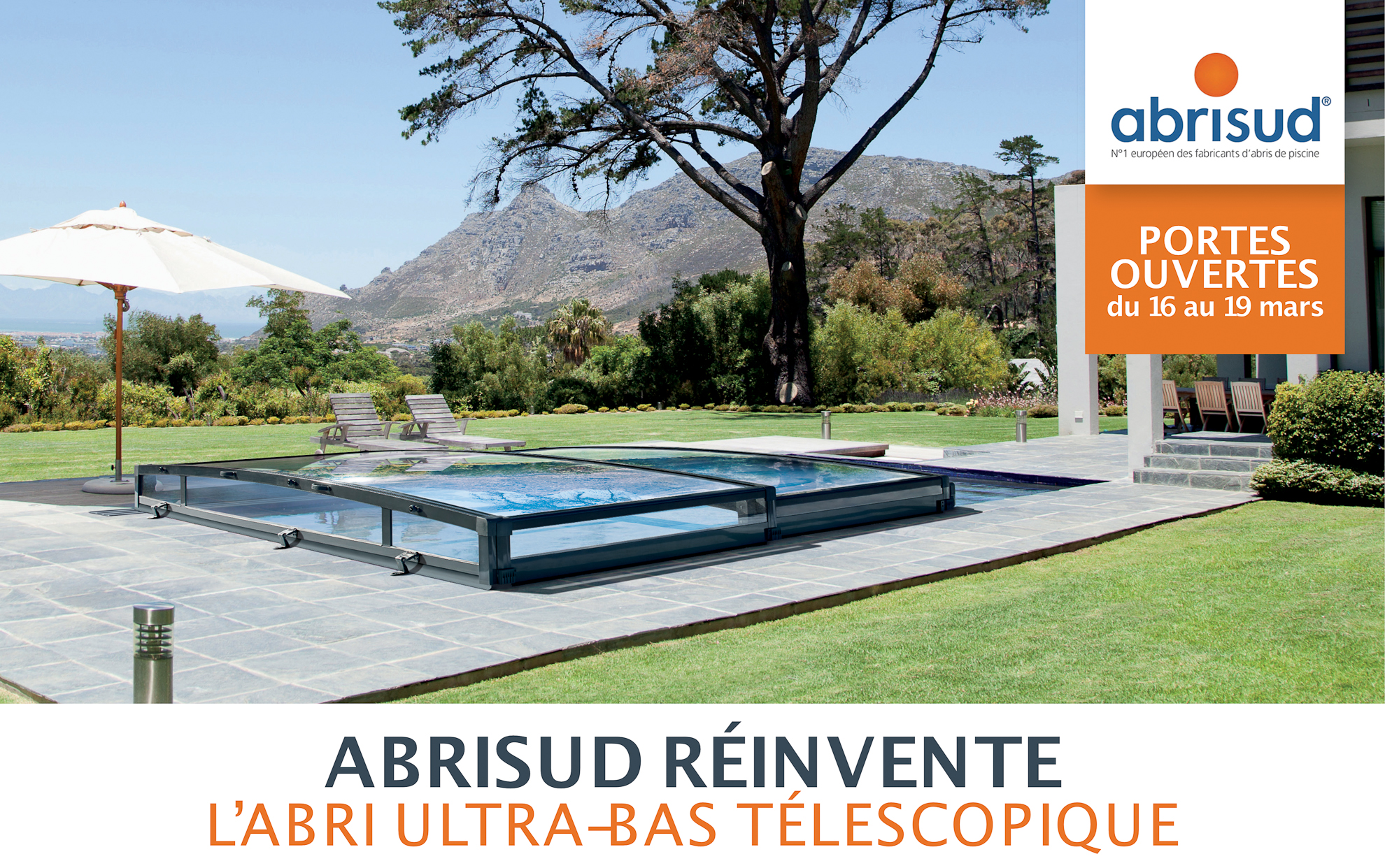 Publicité pour Abrisud montrant un abri de piscine ultra-bas télescopique dans un jardin ensoleillé. Par Studio ZE, photographe publicitaire à Toulouse.