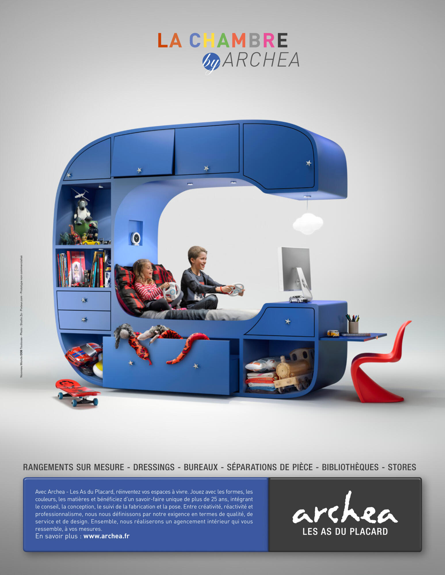 Publicité Archea "La Chambre Archea" avec un lit enfant design bleu et rangements intégrés. Par Studio ZE, photographe publicitaire de mobilier à Toulouse.