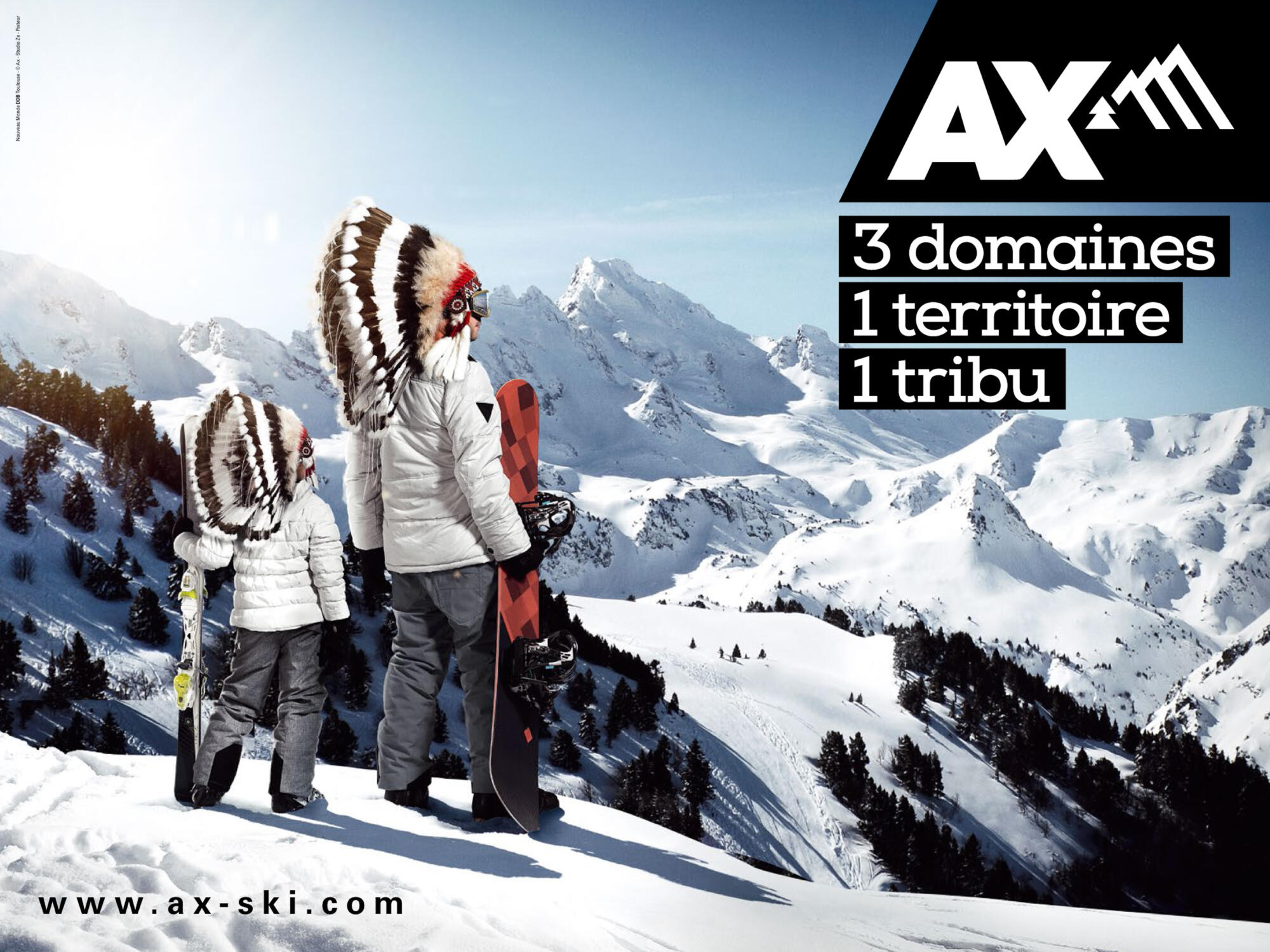 Publicité pour AX Ski montrant des personnes avec des planches en montagne enneigée, représentant un esprit tribal. Par Studio ZE, photographe publicitaire de stations de ski à Toulouse.