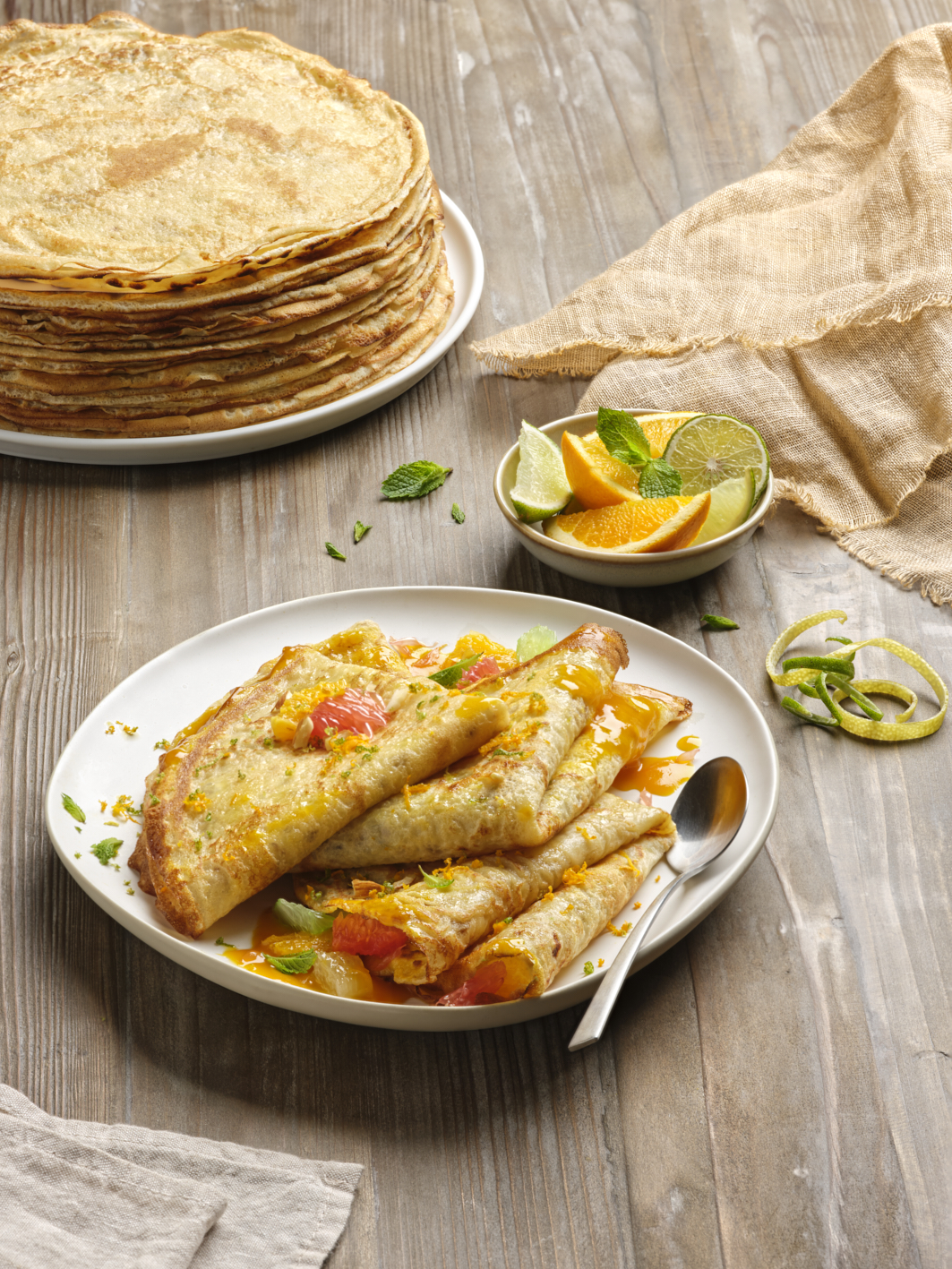 Photographie de crêpes garnies de pamplemousse et orange. Idéal pour desserts ou petit-déjeuner. Par Studio ZE, photographe culinaire à Toulouse.