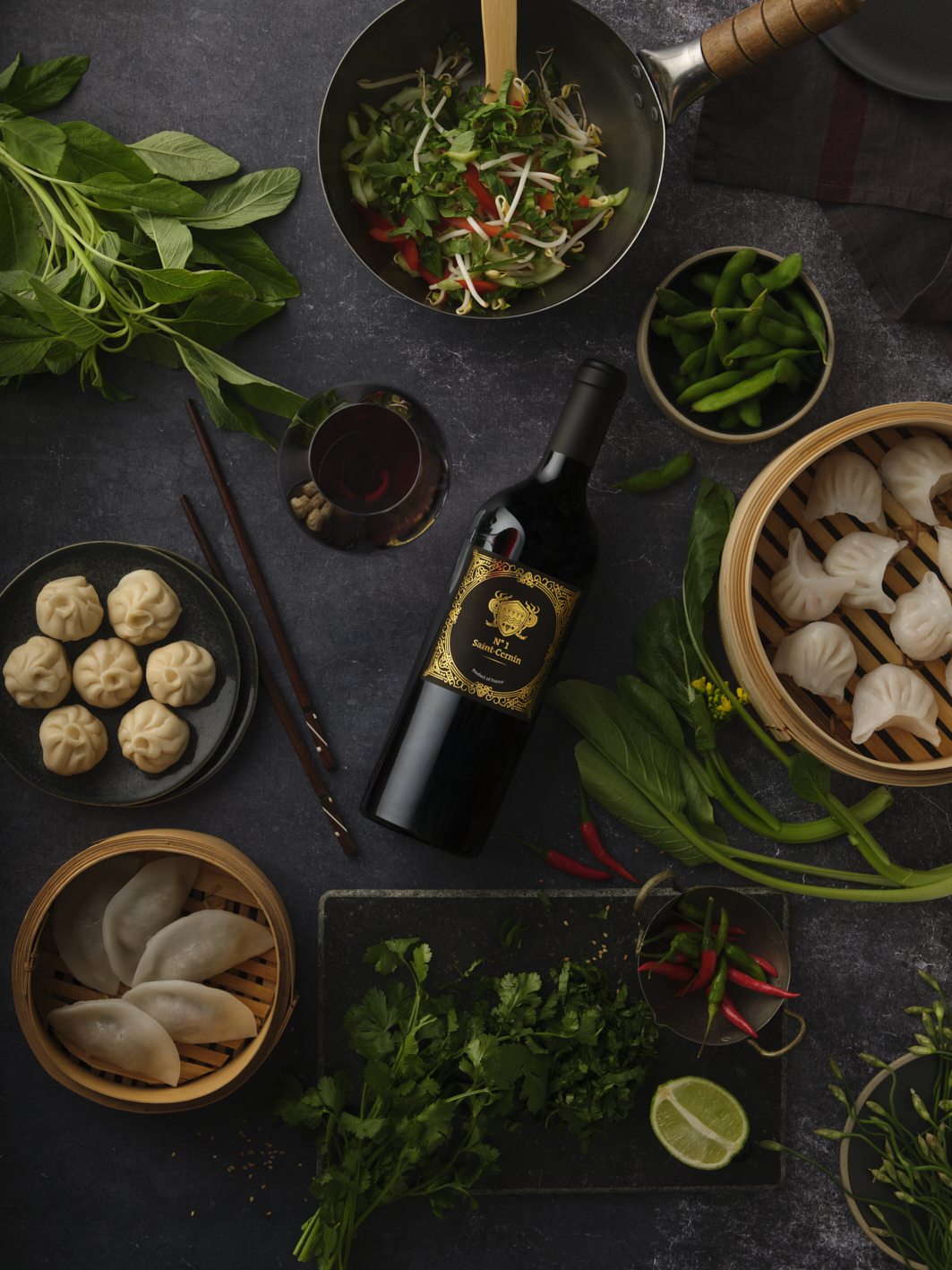 Photographie de plats asiatiques: dumplings, légumes sautés, edamame, vin rouge. Par Studio ZE, photographe culinaire à Toulouse.