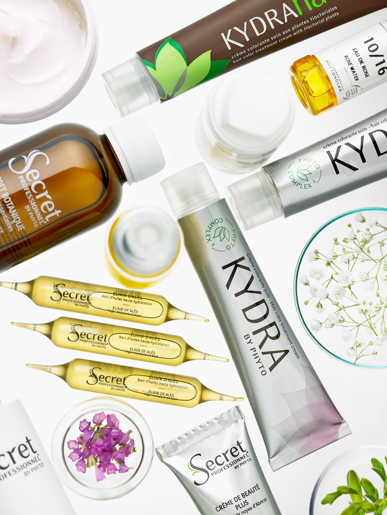 Photographie professionnelle en top shot de divers produits cosmétiques et capillaires (soins cheveux, ampoules) avec des éléments naturels. Image réalisée par Studio ZE, photographe d'objet beauté et de cosmétiques à Toulouse.