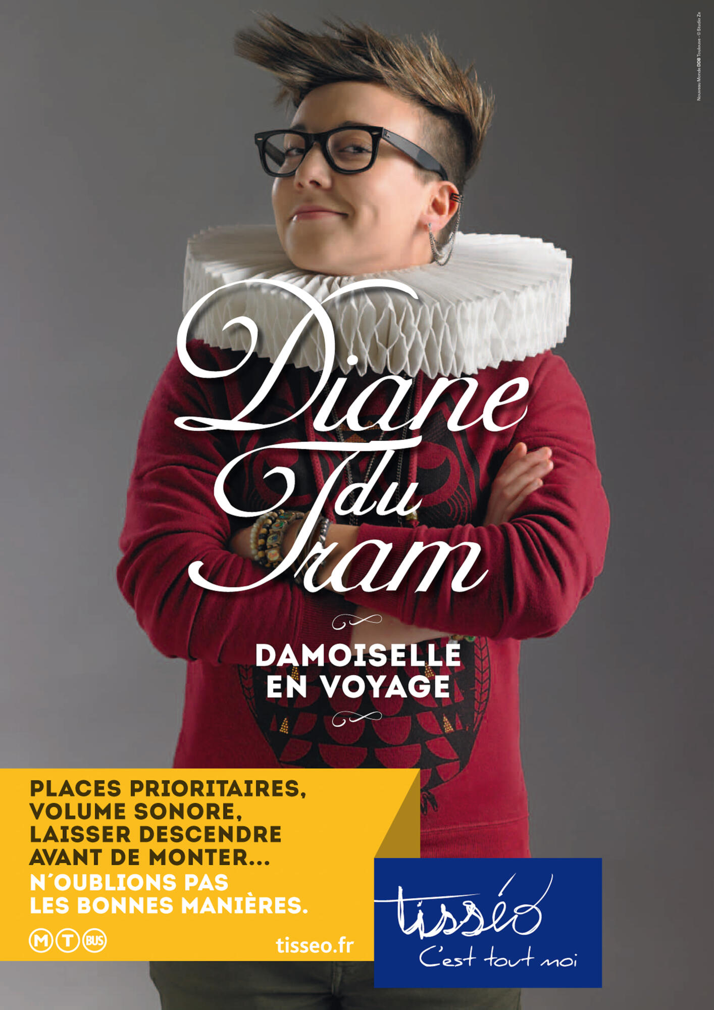 Publicité Tisséo "Diane du Tram" promouvant les bonnes manières dans les transports en commun. Par Studio ZE, photographe publicitaire à Toulouse.