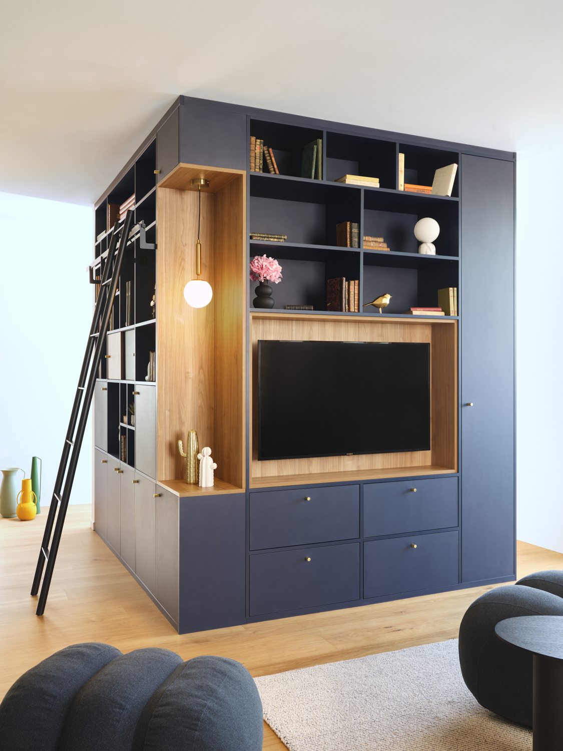 Photographie d'un aménagement intérieur moderne avec bibliothèque et meuble TV sur mesure de couleur bleu. Par Studio ZE, photographe d'intérieur à Toulouse.