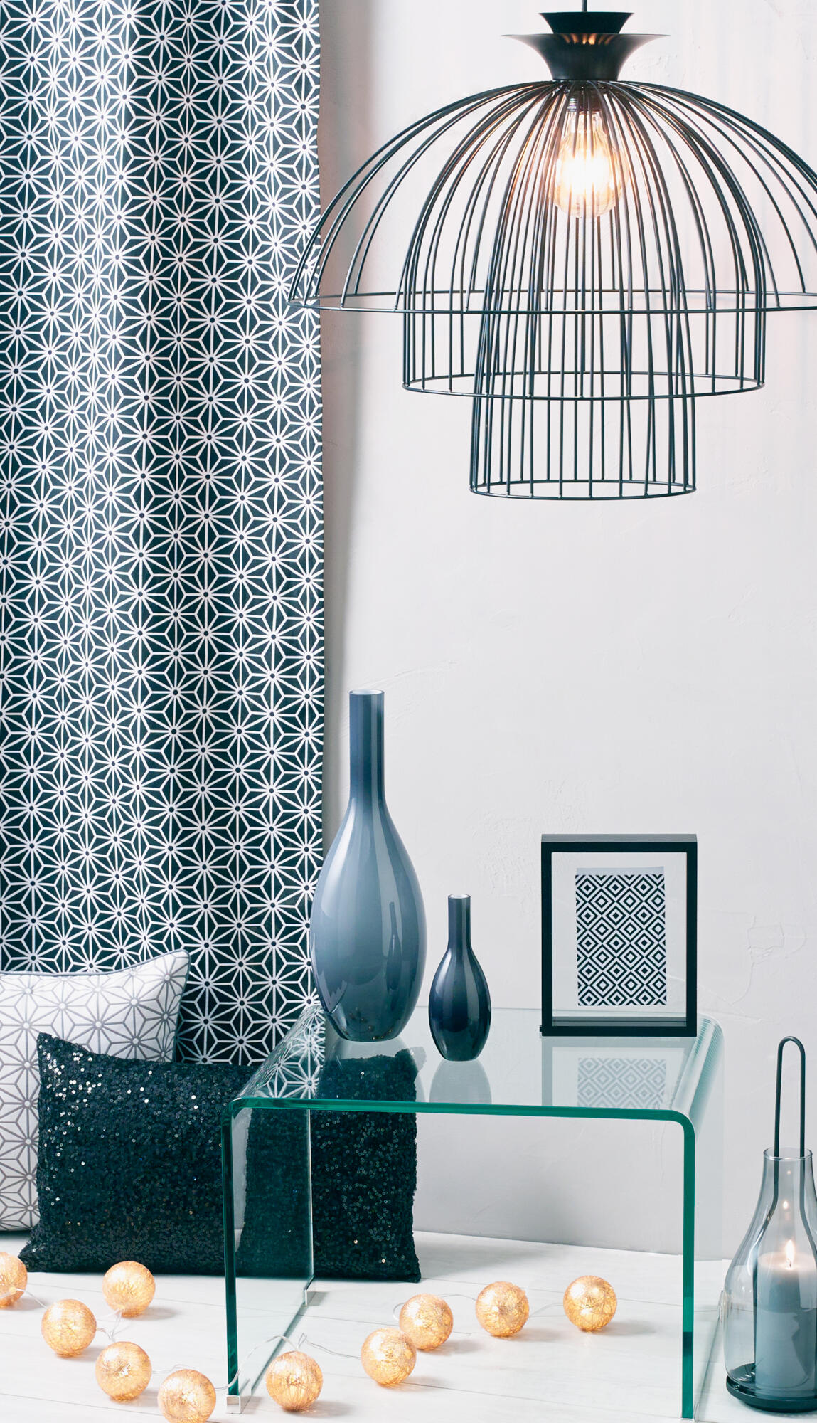 Photographie de décoration intérieure avec table en verre, vases, cadre et luminaire design. Par Studio ZE, photographe de mobilier et d'intérieur à Toulouse.