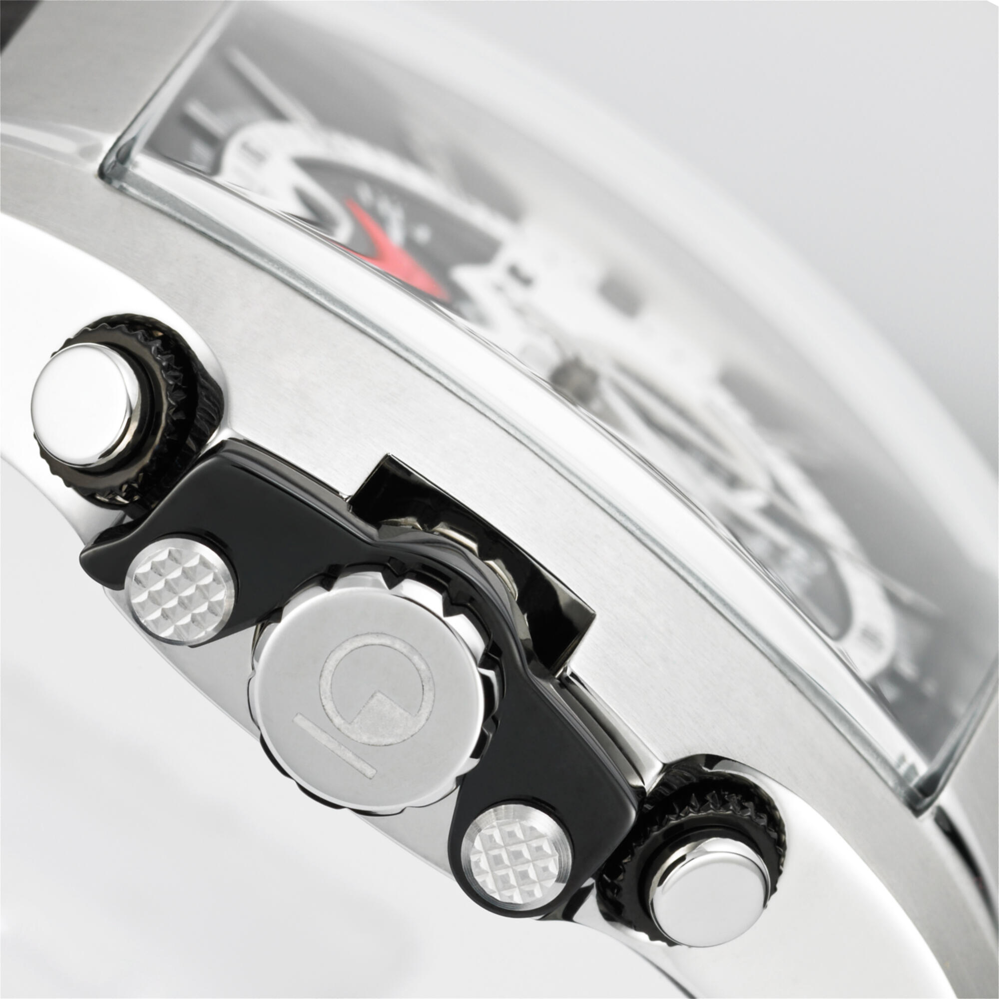 Photographie en gros plan du mécanisme latéral d'une montre de luxe, boutons et couronne. Par Studio ZE, photographe bijoux à Toulouse.