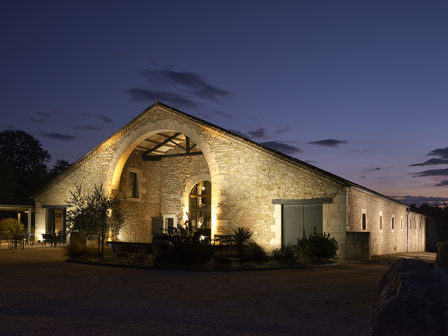 Photographie d'une solution d'éclairage architectural de façade sur un bâtiment en pierre la nuit. Par Studio ZE, photographe d'éclairage et d'extérieur à Toulouse.