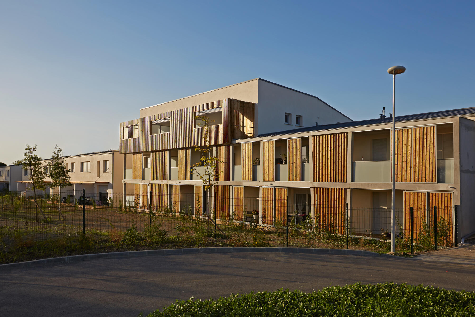 Photographie d'une résidence moderne avec façade en bois et balcons. Par Studio ZE, photographe d'architecture et immobilier à Toulouse.