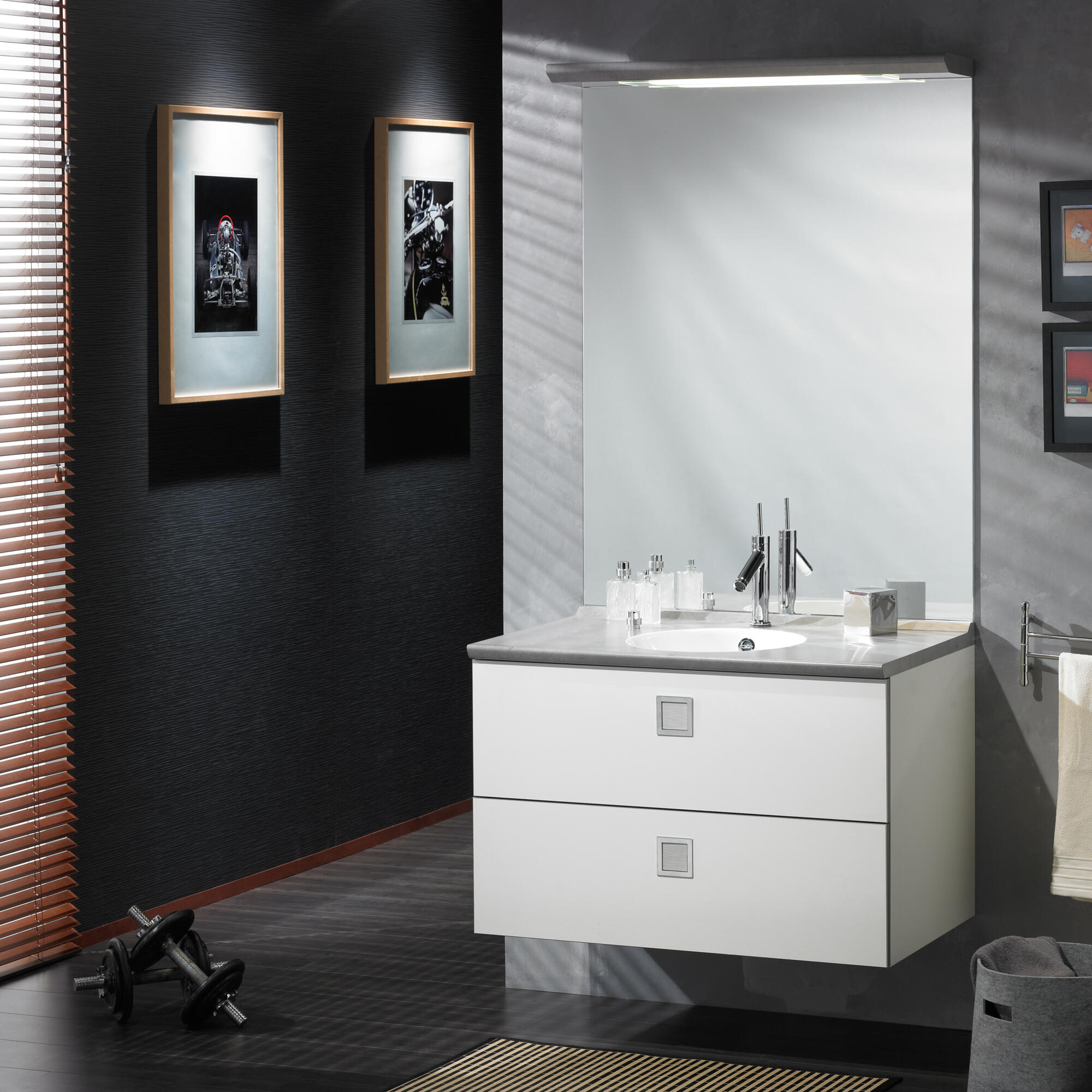 Photographie d'une salle de bain moderne avec meuble vasque blanc, grand miroir éclairé et décoration murale. Par Studio ZE, photographe d'intérieur à Toulouse.