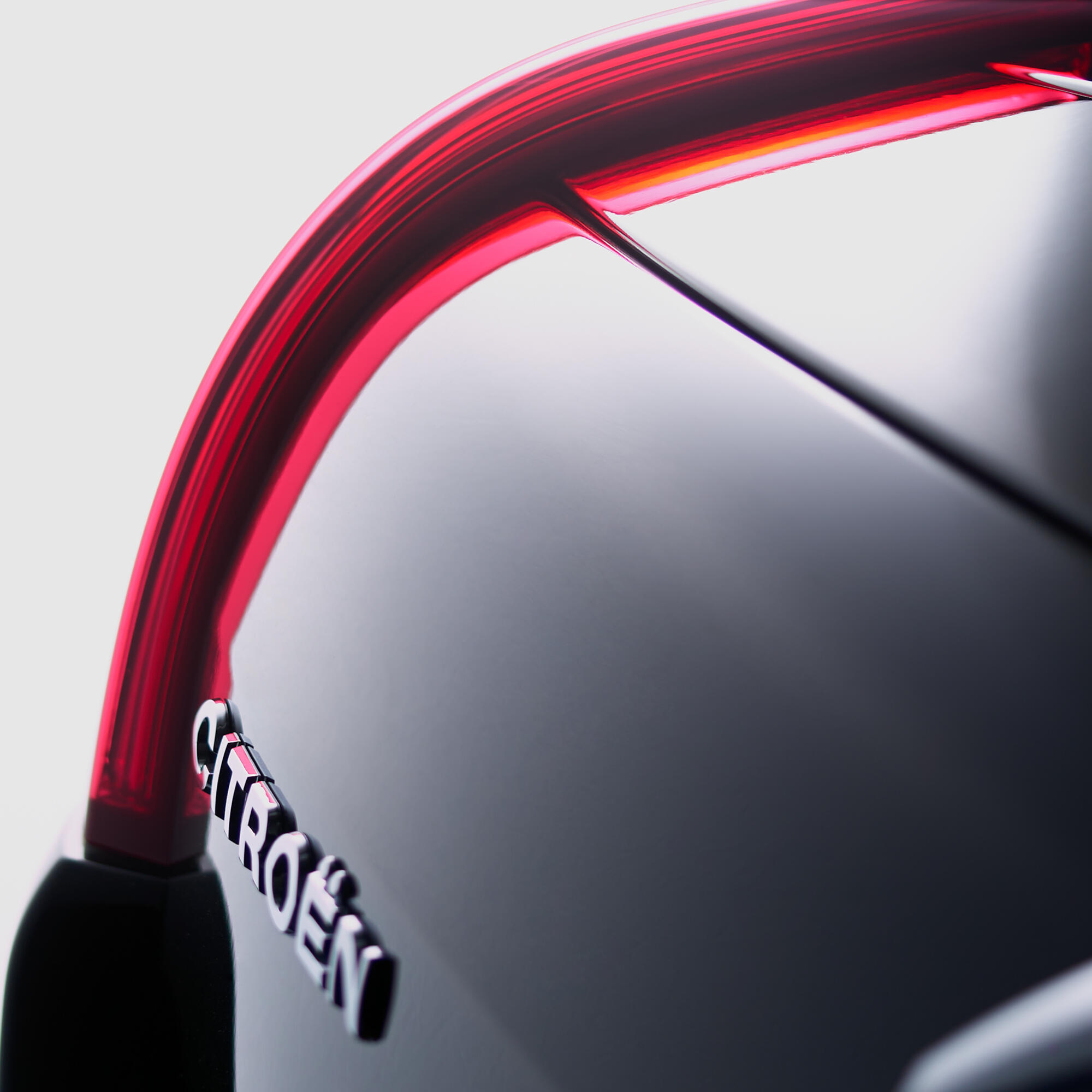 Photographie en gros plan d'un feu arrière de voiture moderne, avec un éclairage rouge distinctif et le logo de la marque (Citroën) visible. Par Studio ZE, photographe auto moto à Toulouse.