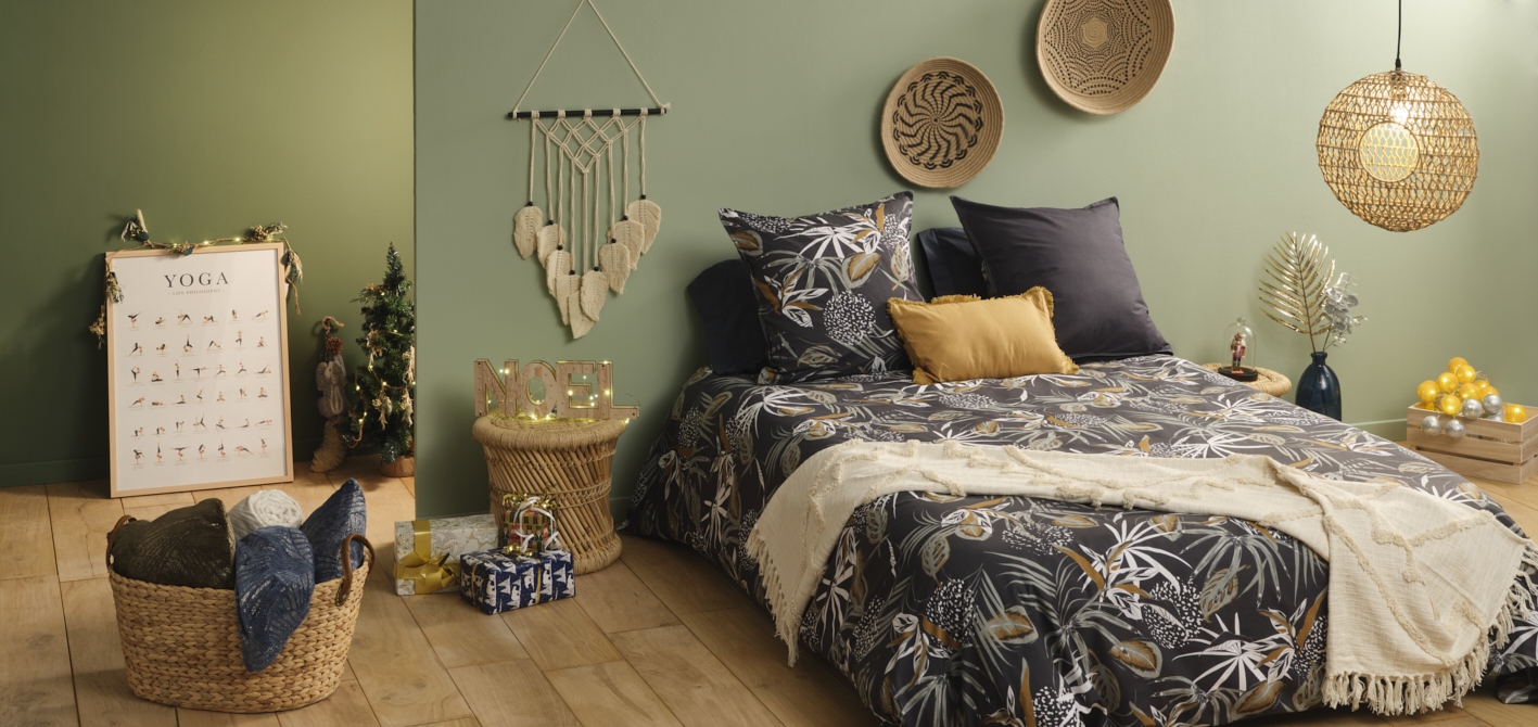 Photographie d'une chambre avec parure de lit motif jungle, décorations murales tressées et ambiances cosy. Par Studio ZE, photographe d'intérieur à Toulouse.