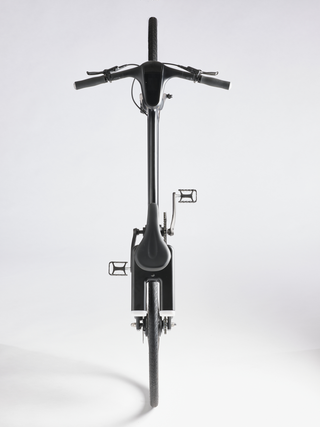 Photographie d'un vélo au design épuré et minimaliste, noir, vu de face sur un fond clair. Par Studio ZE, photographe auto moto à Toulouse.