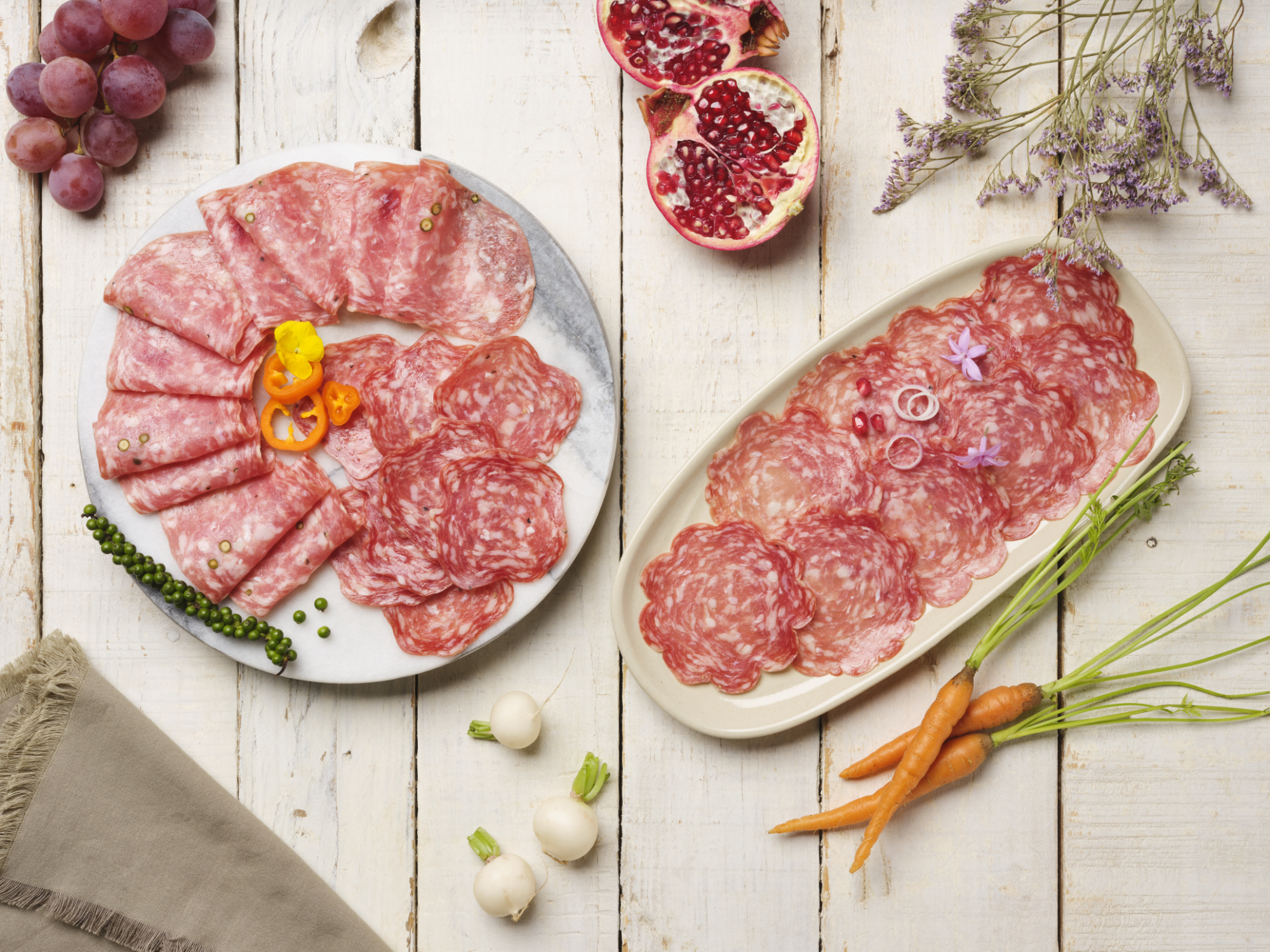 Photographie de plateaux de charcuterie bio pré-tranchée, avec fruits et légumes frais. Par Studio ZE, photographe produit alimentaire à Toulouse.