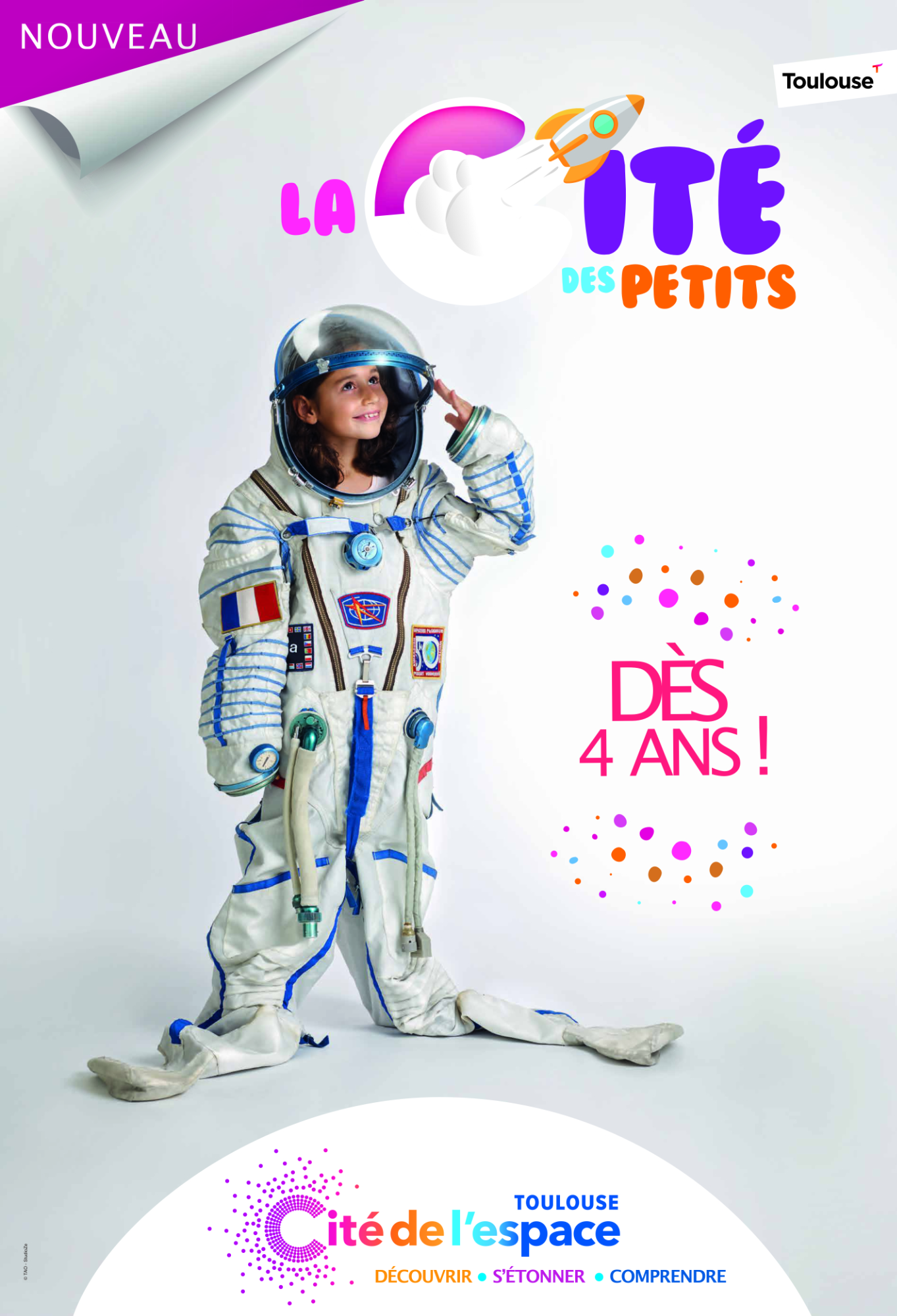 Publicité de La Cité des Petits à la Cité de l'espace avec un enfant en tenue d'astronaute. Par Studio ZE, photographe publicitaire de loisirs pour enfants à Toulouse.