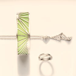 Photographie d'un ensemble de bijoux en argent et diamants, avec un bracelet manchette vert, un collier et une bague. Par Studio ZE, photographe bijoux à Toulouse.