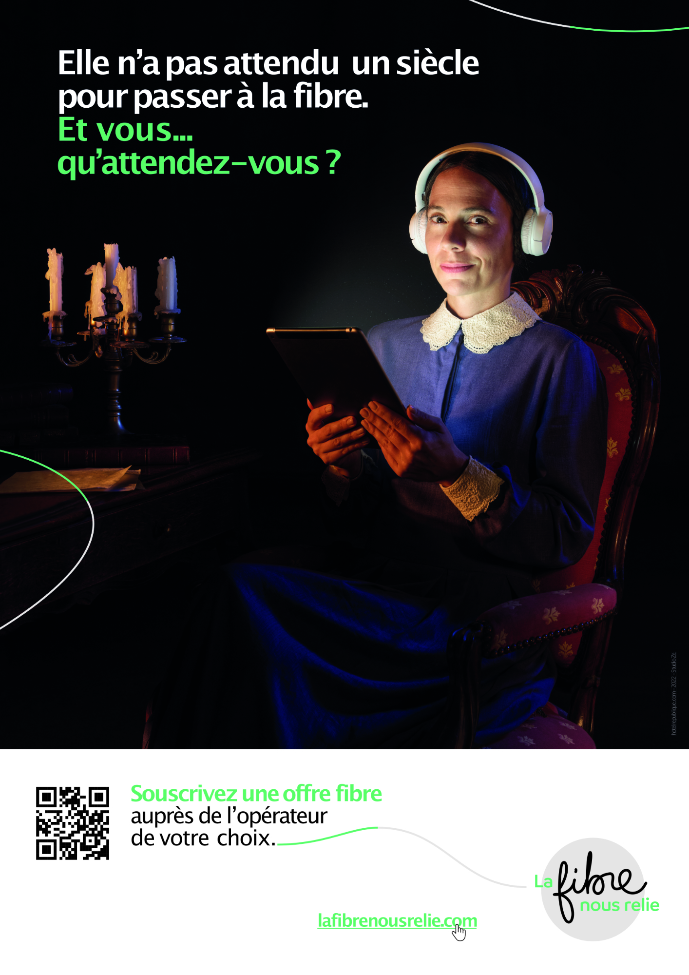 Publicité pour la fibre optique "Elle n'a pas attendu un siècle" avec une femme en costume d'époque et un casque moderne. Par Studio ZE, photographe publicitaire de technologie à Toulouse.