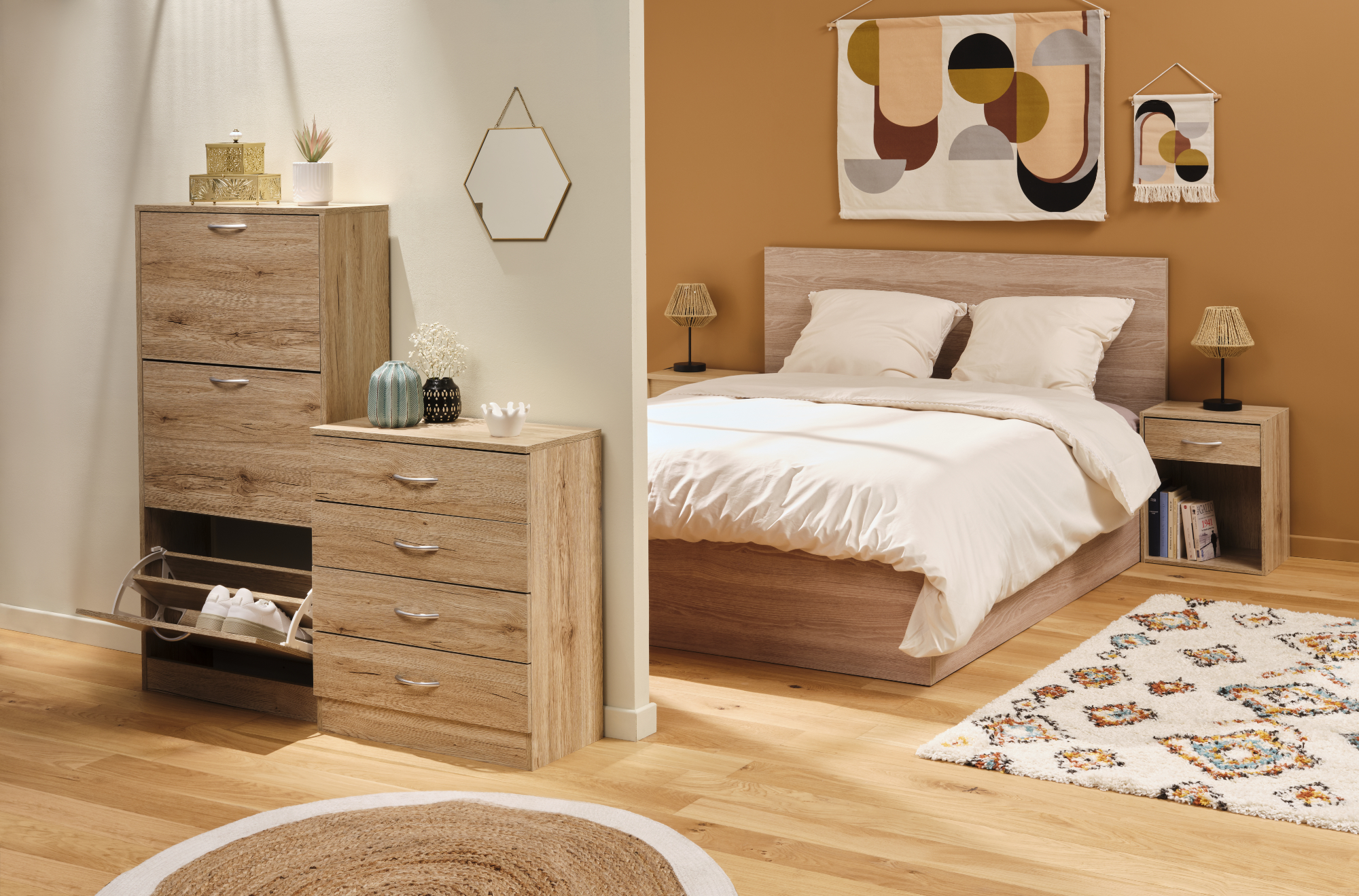 Photographie de mobilier de chambre en bois clair, meuble de rangement, et lit avec décorations murales. Par Studio ZE, photographe d'intérieur à Toulouse.
