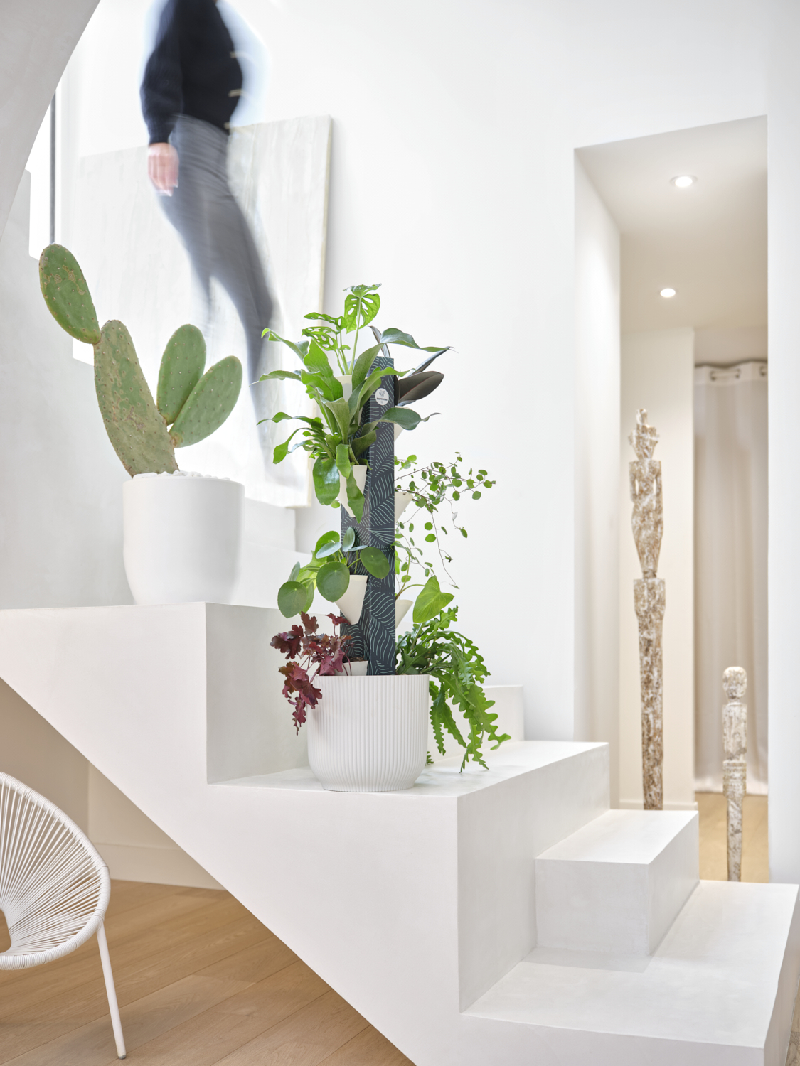 Photographie professionnelle d'une structure porte-plantes moderne avec diverses plantes vertes, intégrée dans un escalier intérieur lumineux. Image réalisée par Studio ZE, photographe d'objet et de décoration végétale à Toulouse.