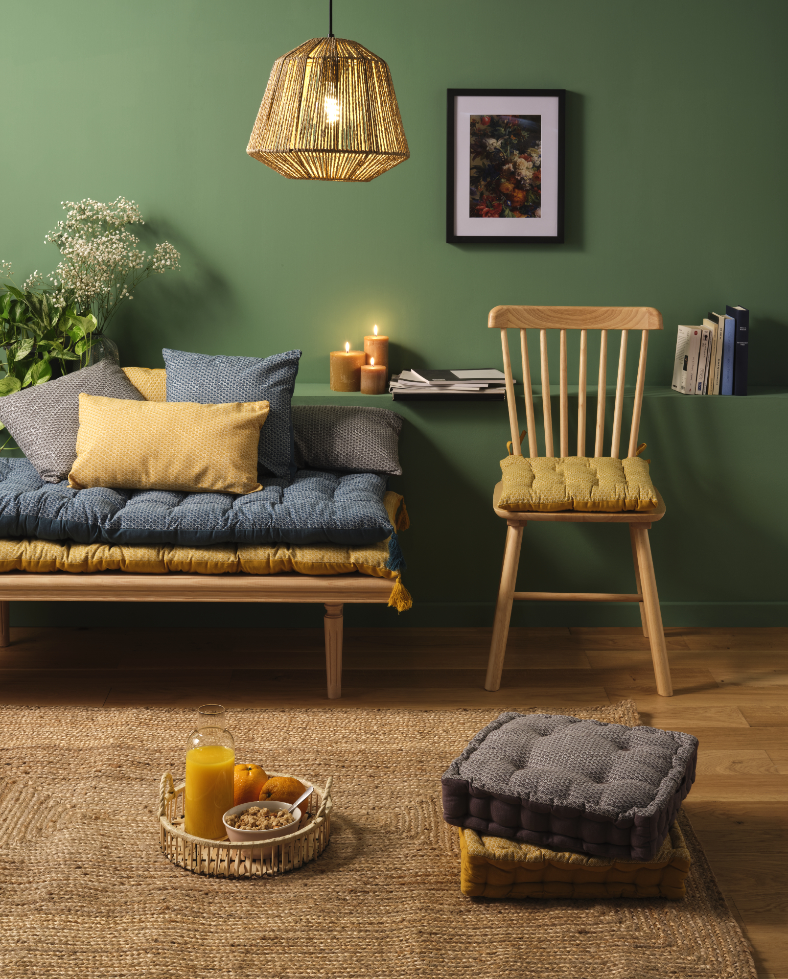 Photographie d'un salon cosy avec banquette, coussins jaunes, chaise en bois, et décorations murales vertes. Par Studio ZE, photographe d'intérieur à Toulouse.