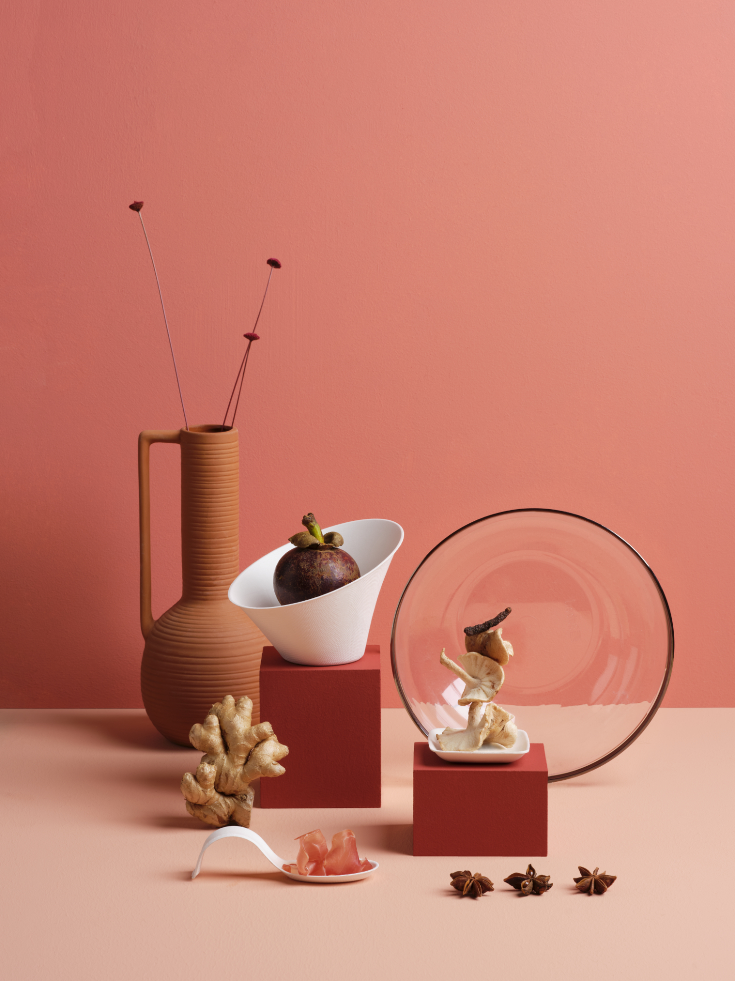 Photographie professionnelle de vaisselle épurée (assiettes, verre) mise en scène avec des éléments culinaires exotiques sur fond coloré. Image réalisée par Studio ZE, photographe d'objet et d'art de la table à Toulouse.