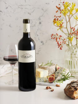 Photographie d'une bouteille de vin rouge Les Tours Verdots, avec fromages, figues et pain. Par Studio ZE, photographe de vin à Toulouse.