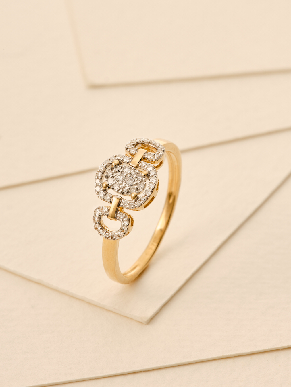 Photographie d'une bague dorée avec des diamants pavés, au design de maillons entrelacés. Par Studio ZE, photographe bijoux à Toulouse.