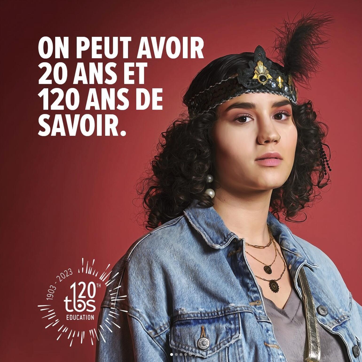 Publicité TBS Education "On peut avoir 20 ans et 120 ans de savoir" avec une personne en tenue moderne et coiffe rétro. Par Studio ZE, photographe publicitaire pour écoles et universités à Toulouse.